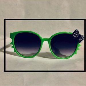 Retro Style Kitty Green Party Bow Sunglasses